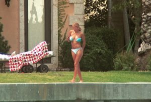 Anna Kournikova - sunbathing topless, April 2001x6w58b9jef.jpg